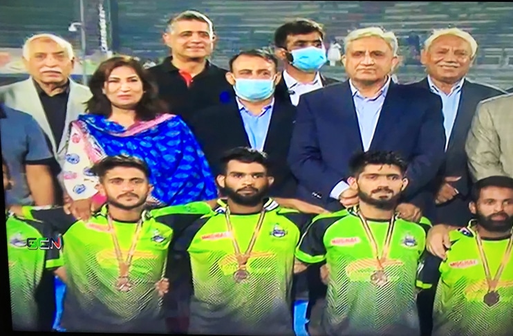 Army Chief presents trophy as Rana Zaheer club win COAS hockey league