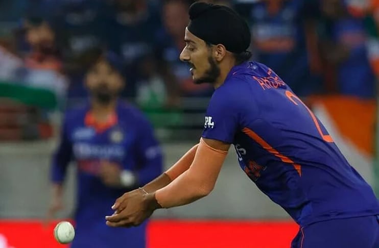 Watch: Journalist confronts Indian fan hurling abuses at Arshdeep Singh