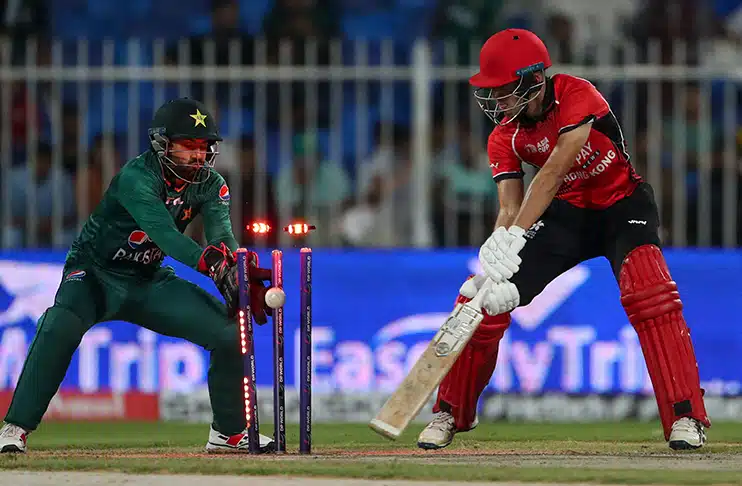 Bowlers wreak havoc as Pakistan thump Hong Kong to seal Super 4s spot
