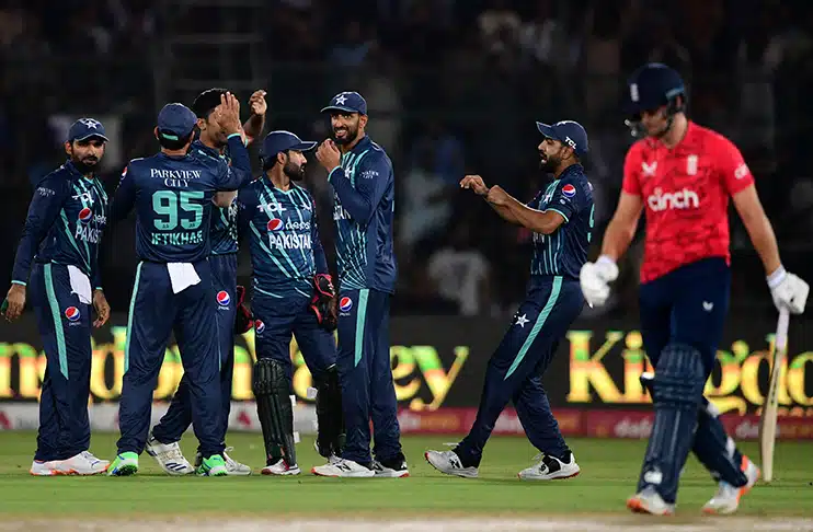 Haris, Nawaz star as Pakistan beat England in a final-over thriller