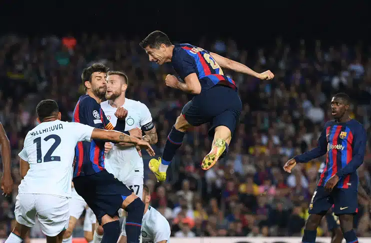Lewandowski saves drowning Barca in thrilling Inter draw