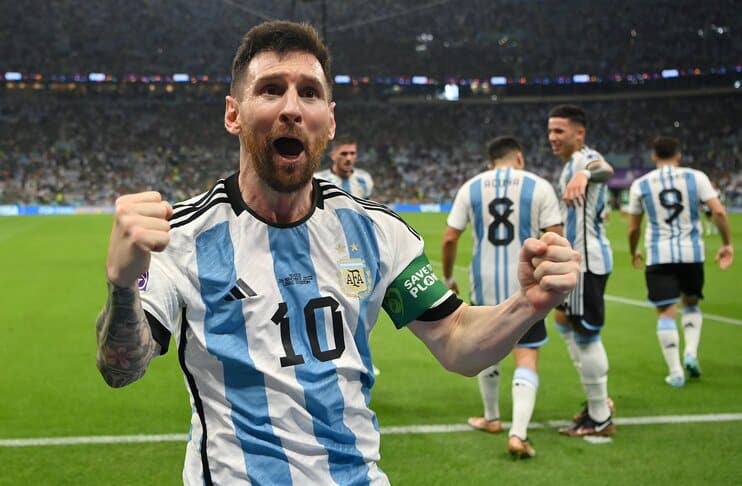 Messi's Argentina sink Mexico to keep WC hopes alive
