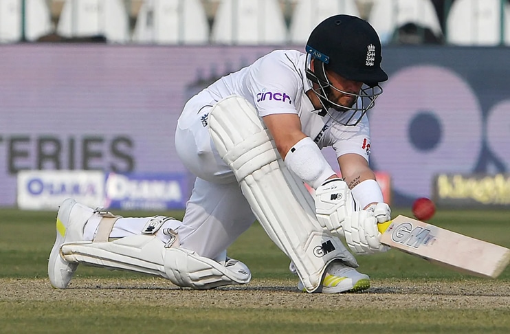 Duckett, Brook strengthen England lead after Pakistan's batting debacle