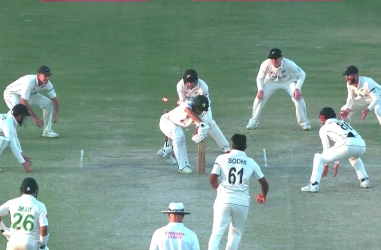 Late strikes set alarms for Pakistan with 319 to chase