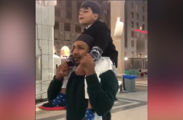 WATCH: Sarfaraz recites naat with son in Medina