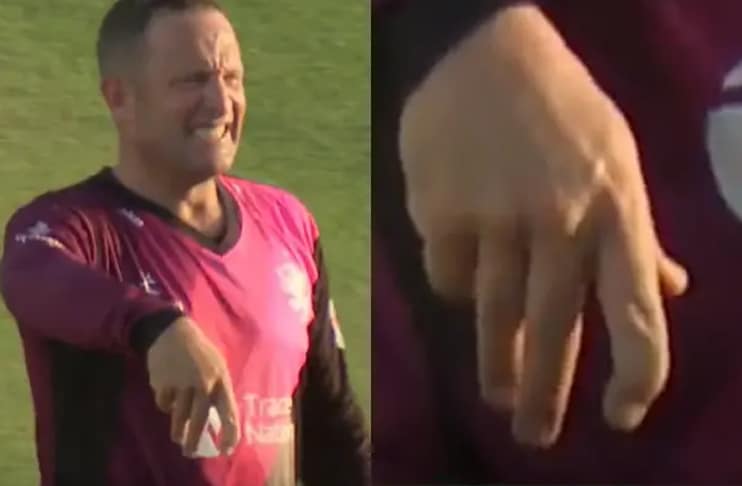 WATCH: Roelof van der Merwe dislocates finger but recovers immediately