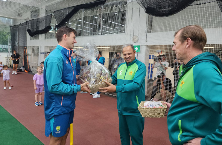 Pakistan-team-Christmas-gifts-Australia
