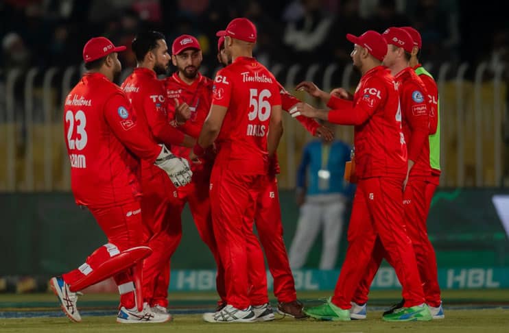 Islamabad United edge Karachi Kings as playoffs race tightens