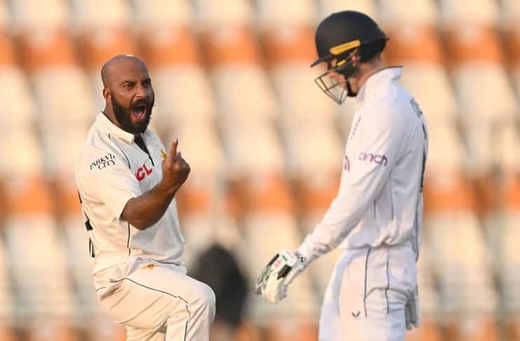 Spinners put Pakistan on top after England set to chase 297