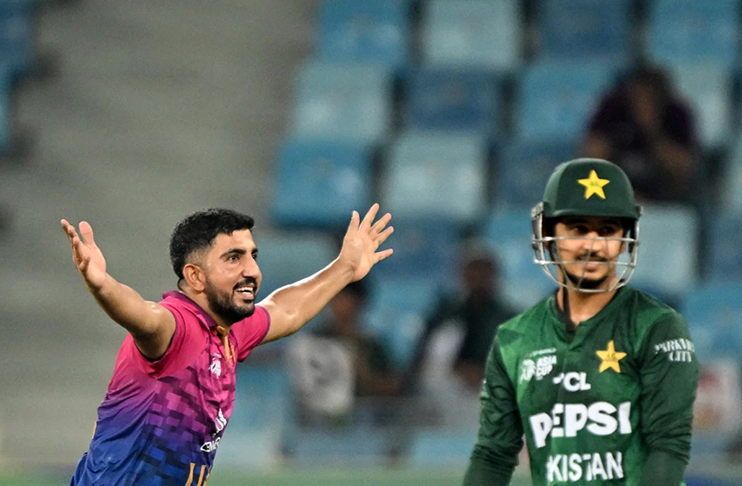 🔴 UAE remove Pakistan openers inside powerplay