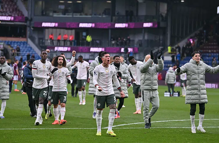 Chelsea sink Burnley to close gap on leaders Arsenal