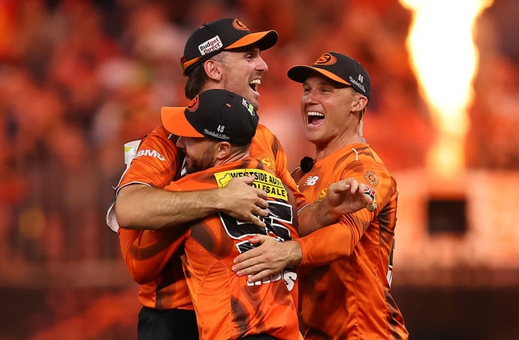 Perth Scorchers storm into BBL 15 final after crushing Sydney Sixers