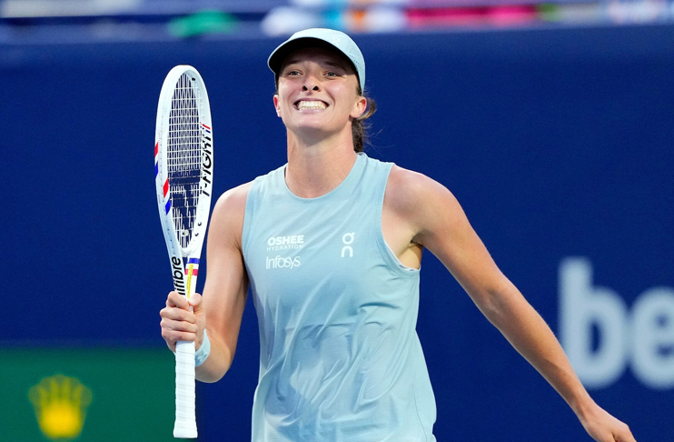 Iga Swiatek defeats Diana Shnaider to reach Toronto Masters semi-final