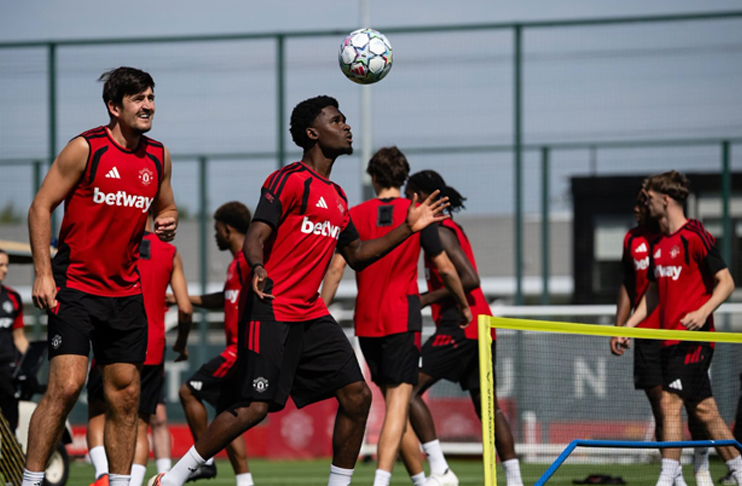 Manchester United sign record sponsorship deal for training kit