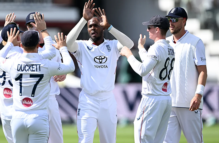 England strike early against Pakistan after posting 290