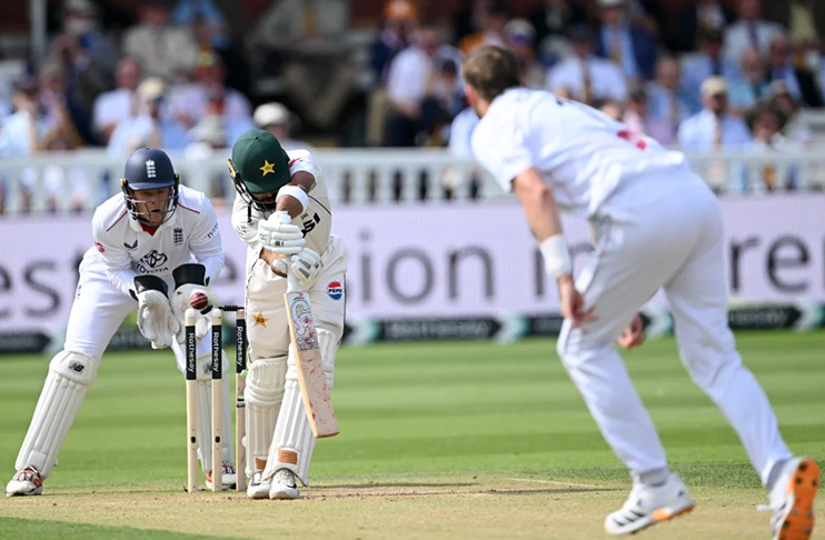 Jofra Archer bounces out Babar Azam as Pakistan stutter in 389 chase
